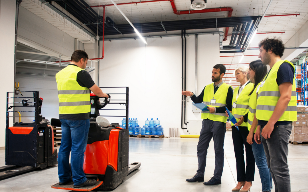 Dlaczego regularne szkolenia BHP są kluczem do bezpieczeństwa w miejscu pracy?